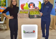 Giannina Agüero y Jonatan Carballo, de Emelka, vendieron sus manzanas, peras y cerezas a los compradores en la feria.